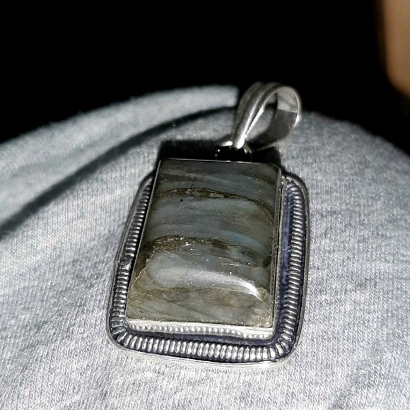 New labradorite gemstone stamped 925 sterling silver overlay pendant - Picture 5 of 5